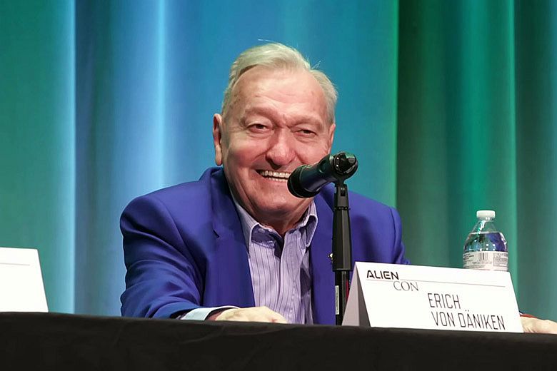 Erich von Däniken előadást tart a Pasadena Kongresszusi Központban