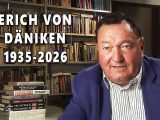 Erich von Däniken interjút ad a könyvespolca előtt ülve