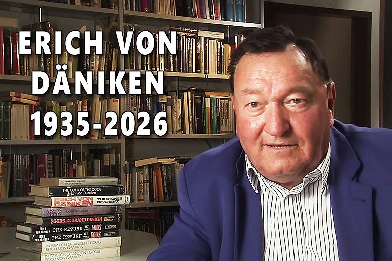 Erich von Däniken interjút ad a könyvespolca előtt ülve